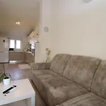 2420 Lejlighed Pula
