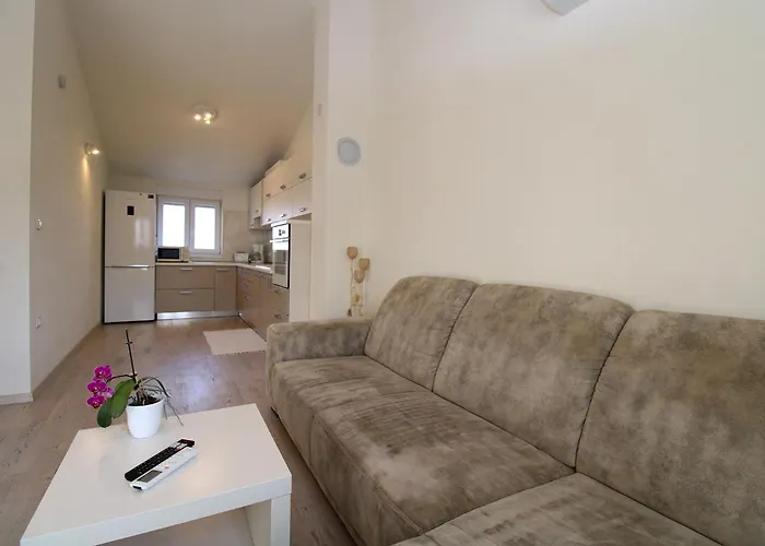 2420 アパート プーラ